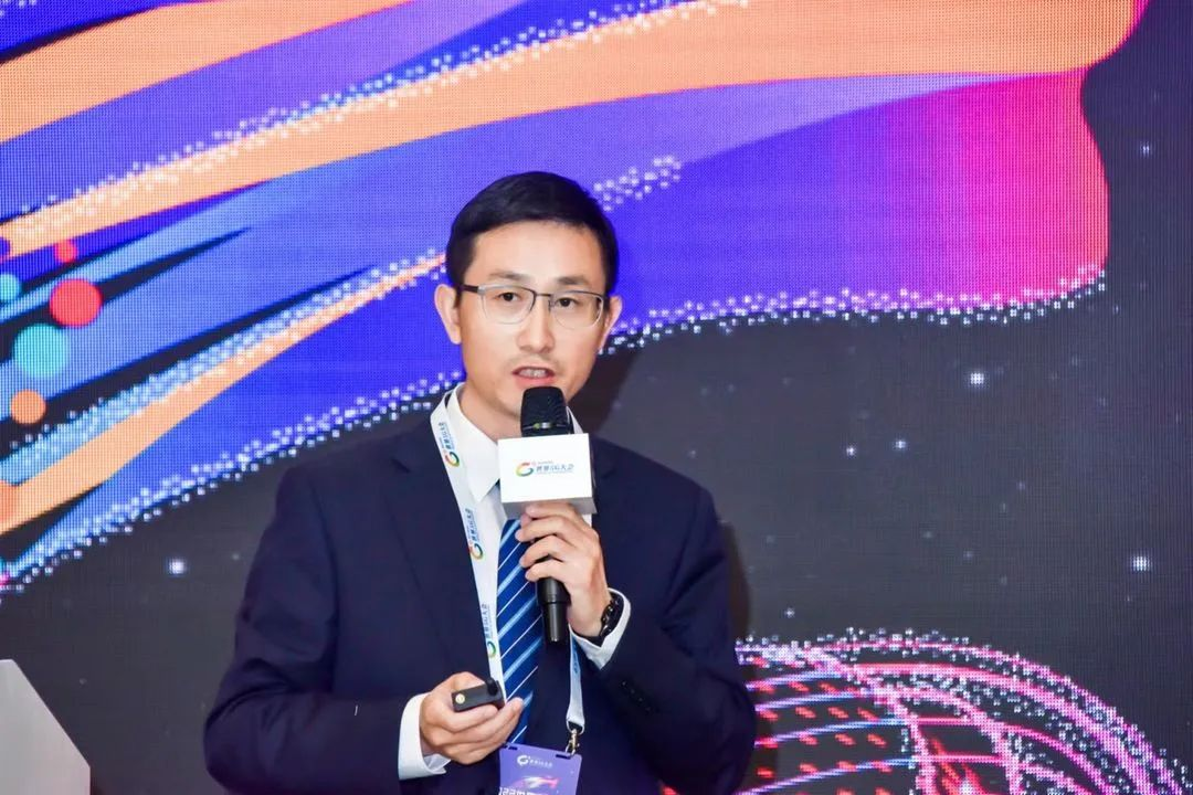 ����18����壺�Ӿ����ܶ�ά��֪�ں�������ҵ���ǻ�����